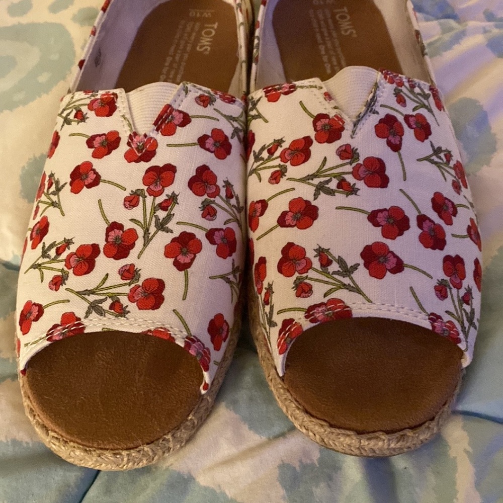 NWOT Tom’s floral slides/flats-10